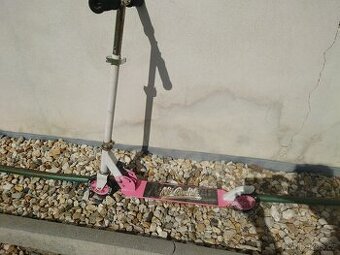 Dětská koloběžka plus přilba.