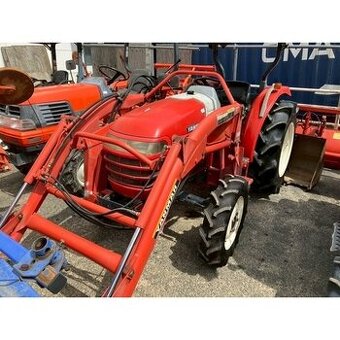Malotraktor Yanmar s čelním nakladačem