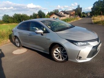 Toyota Corolla sedan hybrid 1.8 stříbrná