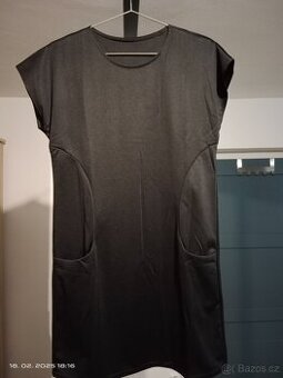 Černé šaty s kapsičkami