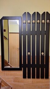 Předsíňová věšáková stěna