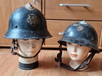Hasičská helma,přilba s hřebenem a odznaky,čepice,sekerka