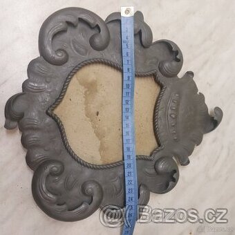 Starý plechový rámeček.