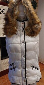 Prošívaná lehounká vesta s kapucí