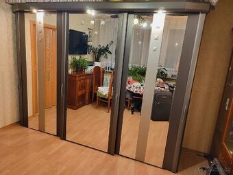 Šatní skříň Hülsta Metis Plus se zrcadlem a osvětlením