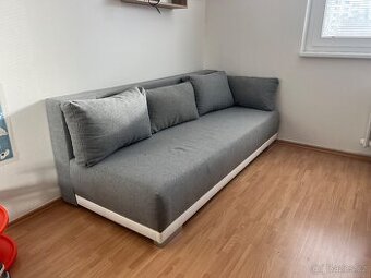 Šedý rozkládací gauč