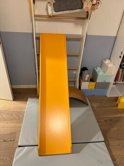 Dřevěná skluzavka