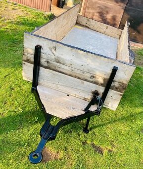 Masivní vlek za traktor, kára na dřevo, univerzální využití