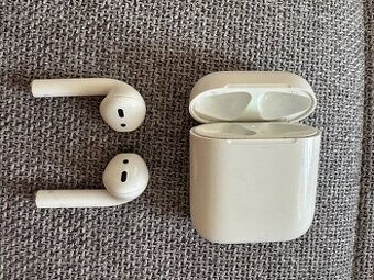 Apple Airpods bíle