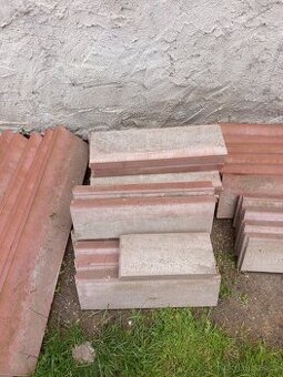 Betonové obrubníky krátké, dlouhé + 3 palisády.