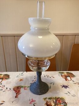 Petrolejová lampa.