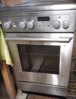 Starší elektrický sporák s indukční deskou