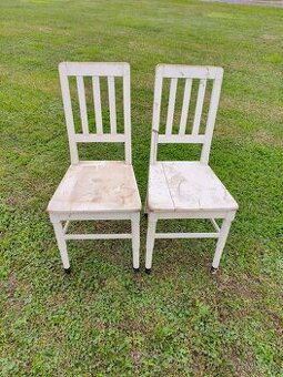Staré párové bílé celodřevěné židle