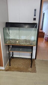 Stolek na akvárium