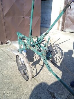 Pluh tažený automat