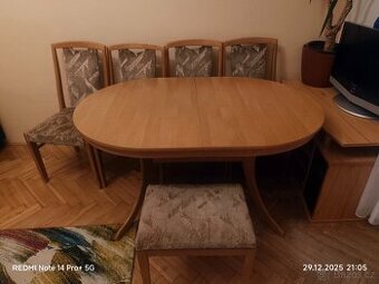 Kulatý jídelní stůl