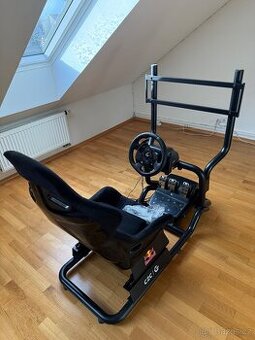 Závodní sedačka s volantem, pedály a stojanem na televizi