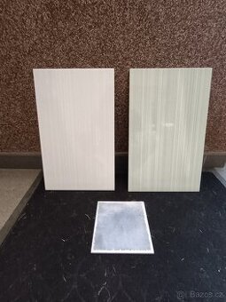 Keramické obklady – bílé, zelené, modré (celkem 22 ks)