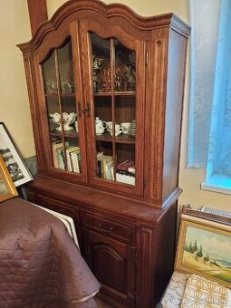 Stará skříň a stěna