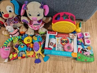 fisher price šnek, pejsek, kostky, snídaňový set, lamaze páv