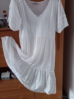 Krásné letní šaty Stradivarius