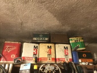 Staré plechovky od oleje