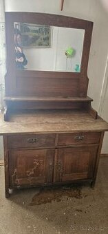 starožitná komoda