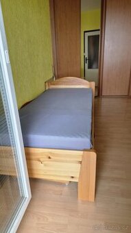 Masivní postel 90x200 + rošt + kvalitní matrace | pěkný stav