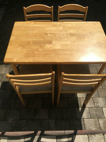 Dřevěný jídelní stůl a židle