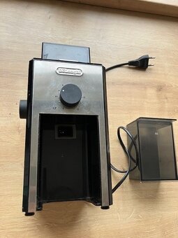 Mlynek na kavu DeLonghi KG89