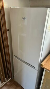 BEKO Volně stojící lednice s mrazákem / objem 229l