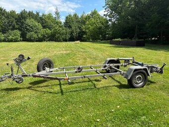 Přívěs na loď TEMARED – 750 kg, kobercové opěry (TK do 2027)