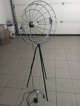 Designová kovová lampa