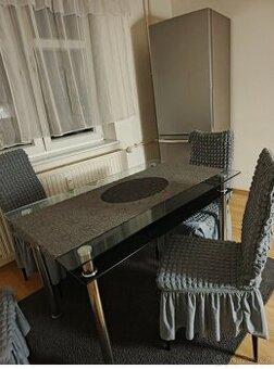 Skleněný jídelní stůl