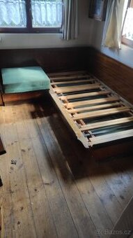 Stará rohová rozkládací pohovka