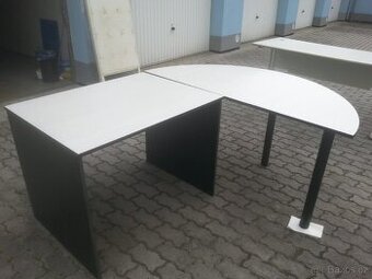 Kancelářský stůl.