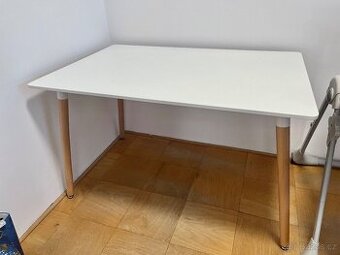 Jidelni stul scandi styl