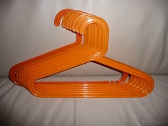 Dětská ramínka v oranžové barvě