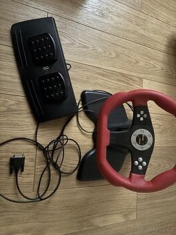 Herni volant s pedály