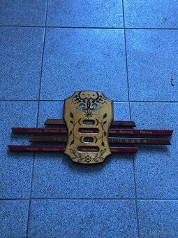 Dřevěný starožitný kalendář na zeď.1981-1983.