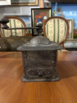 Starožitný plechový kávomlýnek