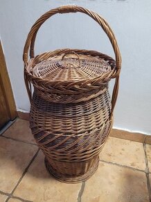 Proutěný prádelní koš s víkem super stav
