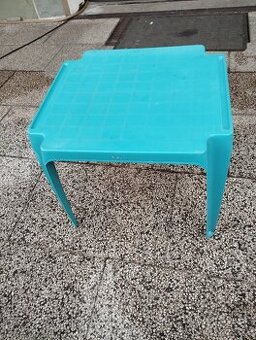 Dětský plastový stůl