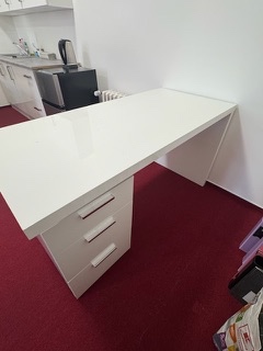 Velký bílý stůl se zásuvkami