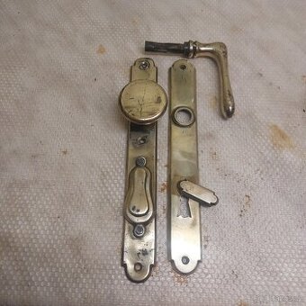 Sada mosaznýcĥ štítků a kliky.