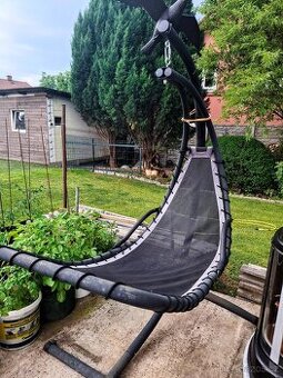 Závěsné zahradní lehátko se střískou