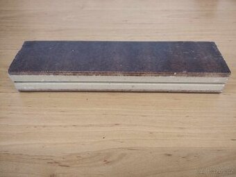 Pásková dekorace fasády - kabřinec, hnědá glazura