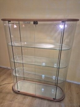 Skleněná vitrína - s osvětlením