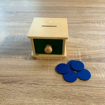 Montessori krabička s modrými žetony a šuplíkem + 🎁 Dárek