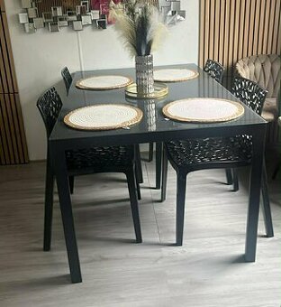 Jidelni stul a 4 židle